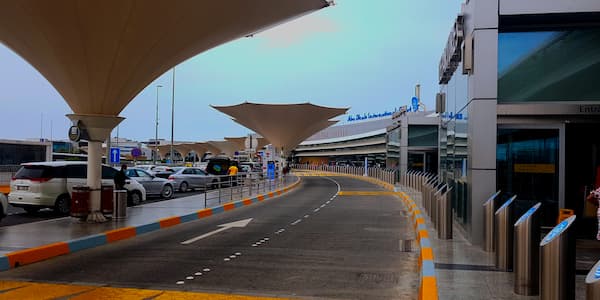 Η είσοδος του αεροδρομίου του Άμπου Ντάμπι.
