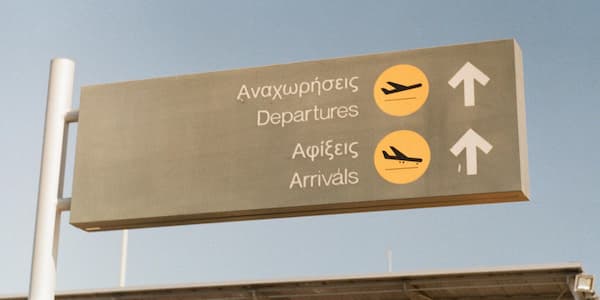 Ενημερωτική πινακίδα σε αεροδρόμιο.