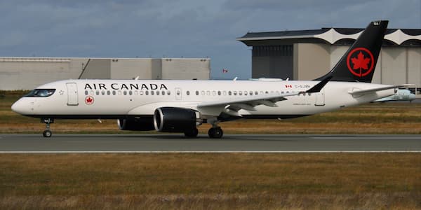 Ένα Airbus A220-300 της Air Canada στο διεθνές αεροδρόμιο Halifax Stanfield.