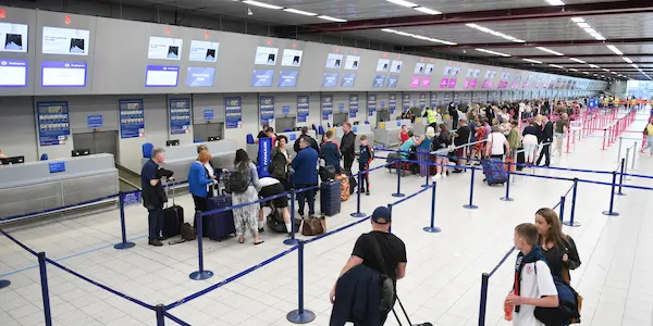Κόσμος που περιμένει για Check In σε ένα αεροδρόμιο.
