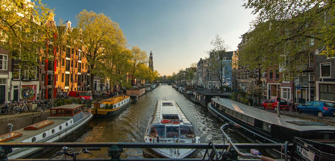 Μια βάρκα σε ένα κανάλι του Άμστερνταμ.