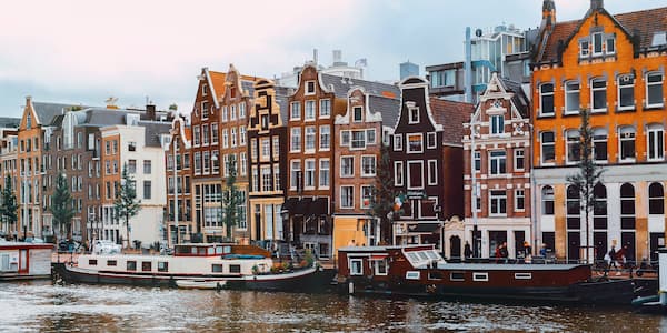 Ένα τυπικό κανάλι με βάρκες και σπίτια στο Άμστερνταμ.