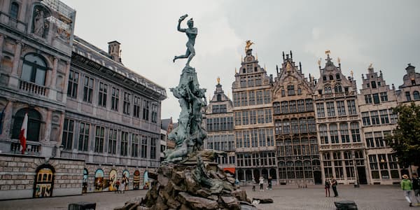 Η κεντρική πλατεία στην Αμβέρσα του Βελγίου.