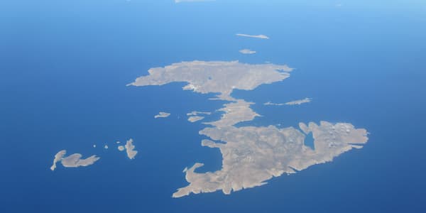 Μακρινή αεροφωτογραφία που περιλαμβάνει ολόκληρο το νησί Αστυπάλαια.