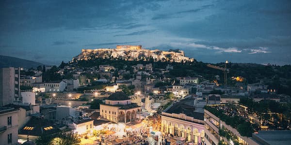 Η Ακρόπολη της Αθήνας και το Μοναστηράκι σε ένα δειλινό.