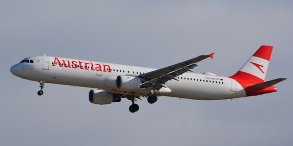 Ένα Airbus A321-200 της Austrian Airlines με το τρέχων branding.