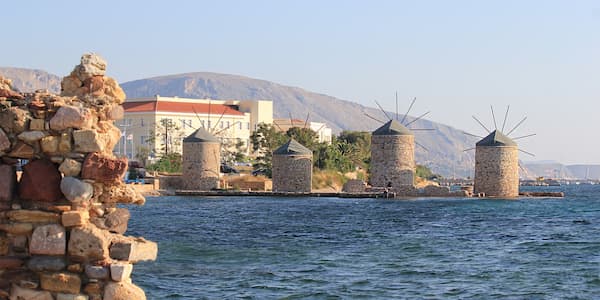 Ανεμόμυλοι διπλά στην θάλασσα στο νησί της Χίου.