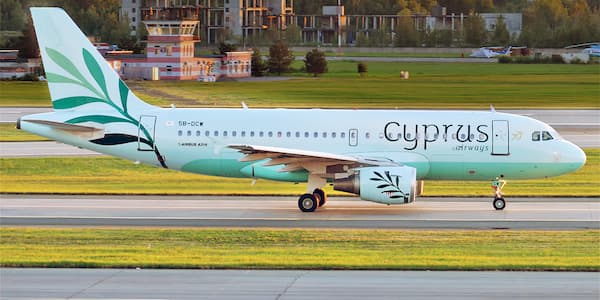 Ένα Airbus A319 με την καινούργια εμφάνιση της Cyprus Airways.