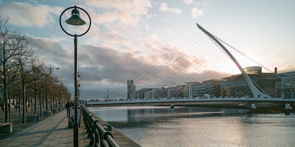 Μια μοντέρνα γέφυρα στο Δουβλίνο της Ιρλανδίας.