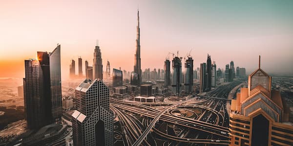 Ένας κόμβος με αυτοκινητοδρόμους διασχίζει ουρανοξύστες στο Ντουμπάι.
