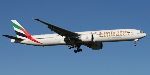 Ένα Boeing 777-300ER της Emirates με το παλιό branding της αεροπορικής.