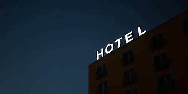 Πινακίδα ξενοδοχείου τη νύχτα.