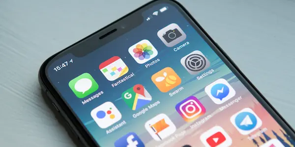 Ένα iPhone X με κάποια διάσημα apps στην οθόνη.