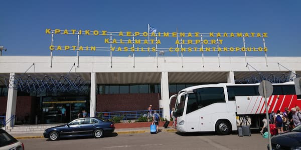 Η μπροστινή είσοδος του αεροδρομίου της Καλαμάτας.