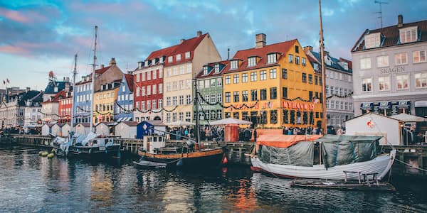 Μια προβλήτα της Κοπεγχάγης με παραδοσιακά σπίτια και βαρκούλες.