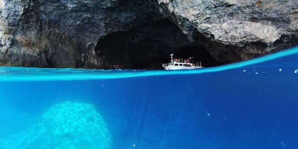 Μια βάρκα σε μια θαλάσσια σπηλιά στα Κύθηρα.