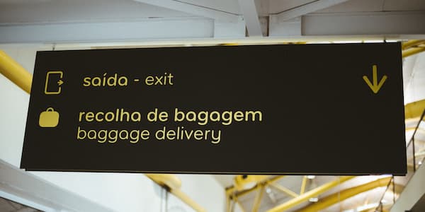 Μια ενημερωτική πινακίδα στο Διεθνές Αεροδρόμιο Λισαβώνας.