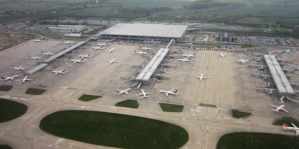 Το κεντρικό κτήριο του αεροδρομίου Στάνστεντ του Λονδίνου και τα τρία κτίρια στα οποία βρίσκονται οι πύλες.