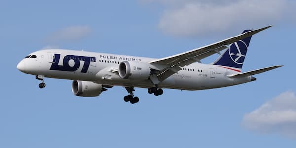 Ένα Boeing 787–8 Dreamliner της LOT φτάνει στο αεροδρόμιο Heathrow του Λονδίνου.