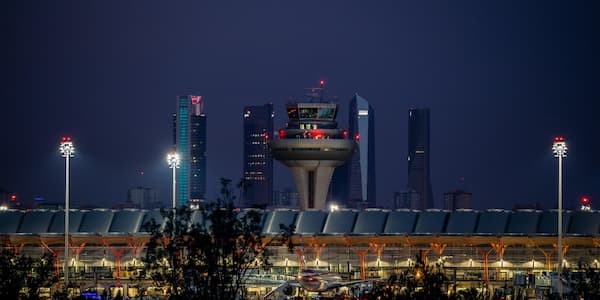 Ο πύργος ελέγχου του αεροδρομίου της Μαδρίτης.