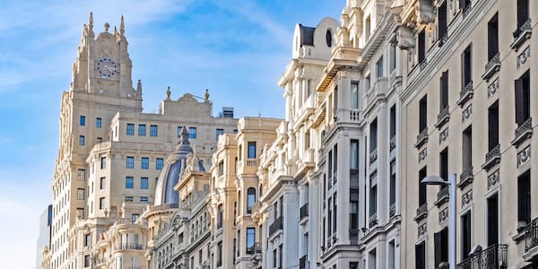 Μια χαρακτηριστική συστοιχία κτηρίων στην Gran Via της Μαδρίτης.