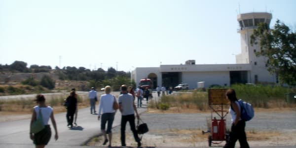Μερικά άτομα που περπατάνε από το αεροπλάνο προς το αεροδρόμιο της Μύλου.