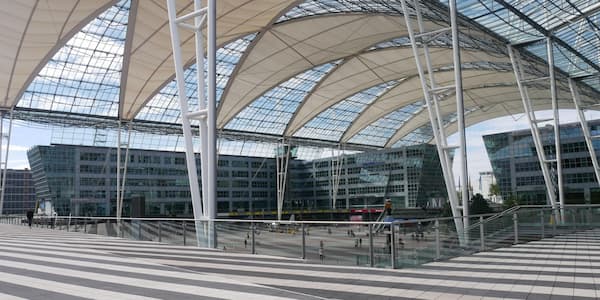 Το Munich Airport Center (MAC), ένας εμπορικός χώρος που συνδέει τους τερματικούς σταθμούς στο αεροδρόμιο του Μονάχου.