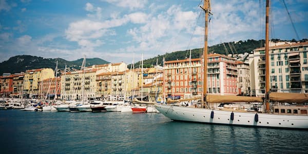 Αγκυροβολημένα ακριβά σκάφη και κτίρια στη Νίκαια της Γαλλίας.