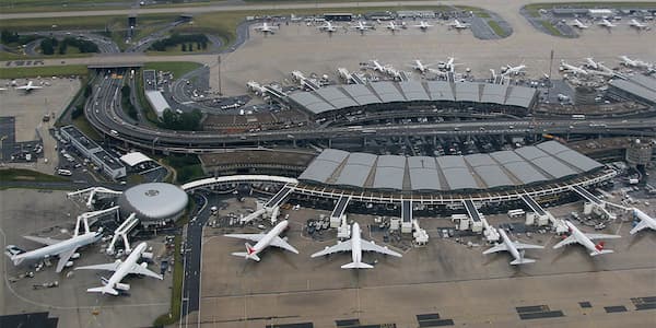 Αεροφωτογραφία του τερματικού σταθμού 2Α και 2Β του αεροδρομίου Σαρλ-ντε-Γκωλ στο Παρίσι.