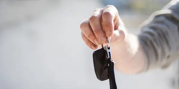 Ένα άτομο κάνει παράδοση κλειδιών αυτοκινήτου.
