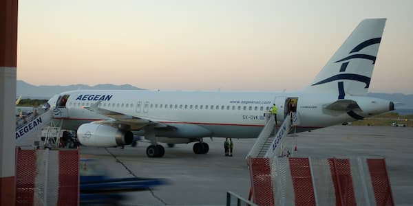 Ένα αεροσκάφος της Aegean στο αεροδρόμιο της Ρόδου.