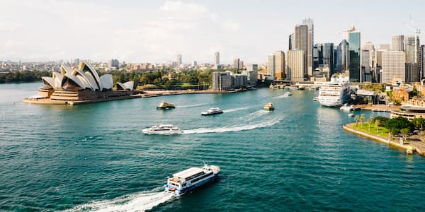 Βάρκες και πλοία μπροστά από την όπερα και το κέντρο της πόλης του Σίδνεϊ στην Αυστραλία.