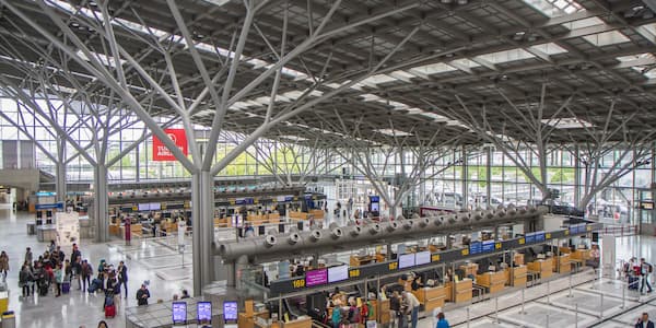 Ο τερματικός σταθμός 1 στο αεροδρόμιο της Στουτγάρδης με δομές στήριξης που μοιάζουν με δέντρα.