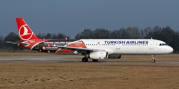 Ένα Airbus A321-200 της Turkish Airlines στο branding της Ευρωλίγκας.