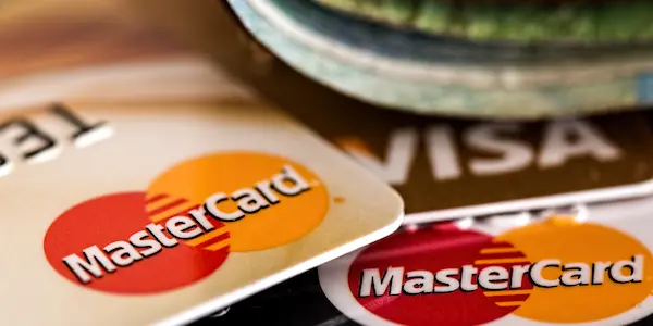 Τραπεζικές κάρτες, μία Visa και δύο MasterCard.