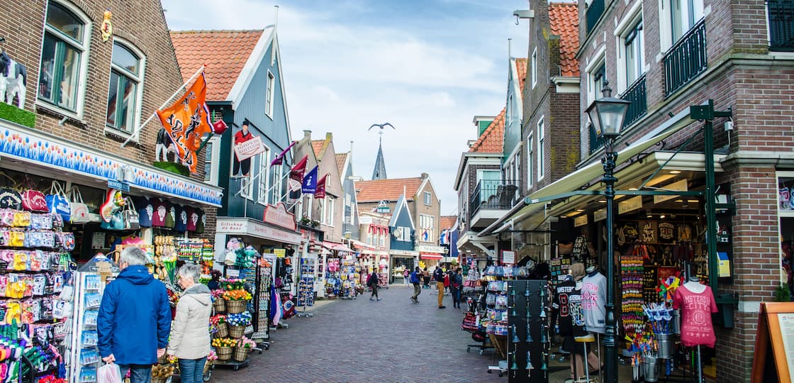 Ένας δρόμος του Volendam με μαγαζιά με σουβενίρ.